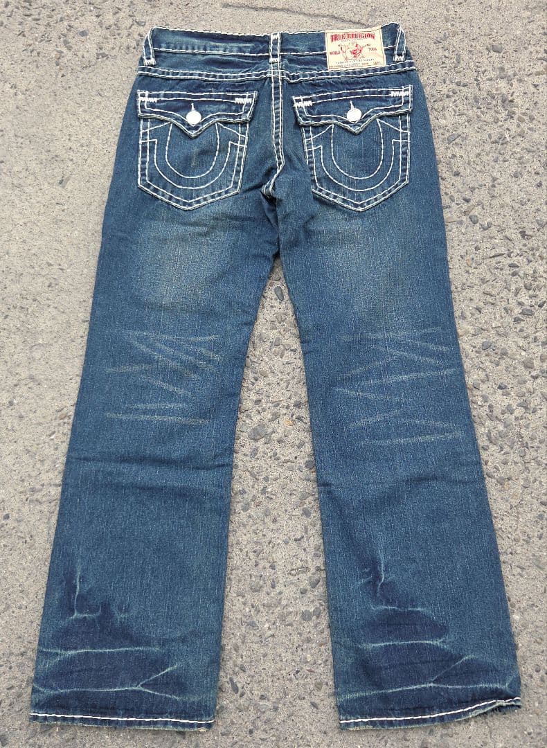 トゥルーレリジョン ホワイト太ステッチ ブーツカット デニムパンツ