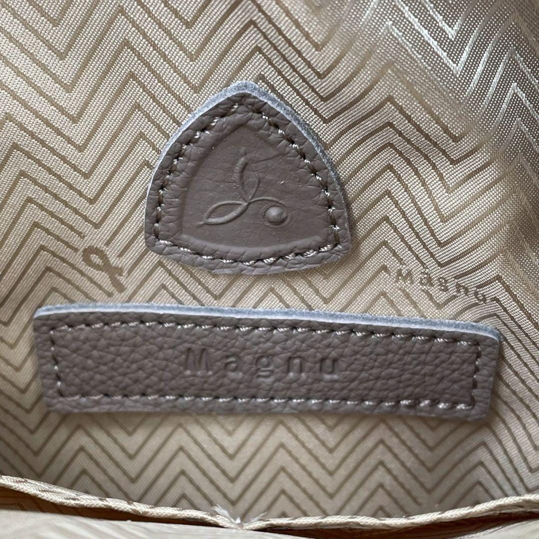 極美品 マヌー keg pouchc ケッグポーチ レザーバッグ グレージュ