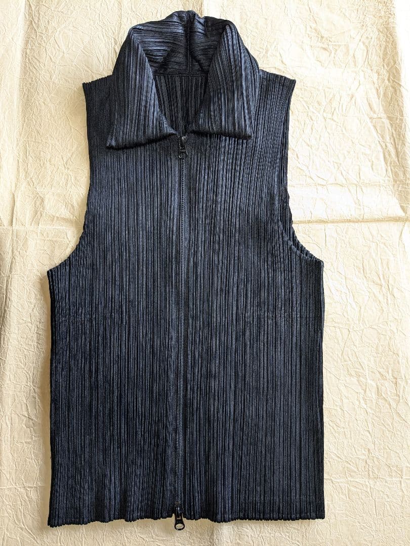ISSEY MIYAKE イッセイミヤケ プリーツプリーズのベスト黒 - メルカリ