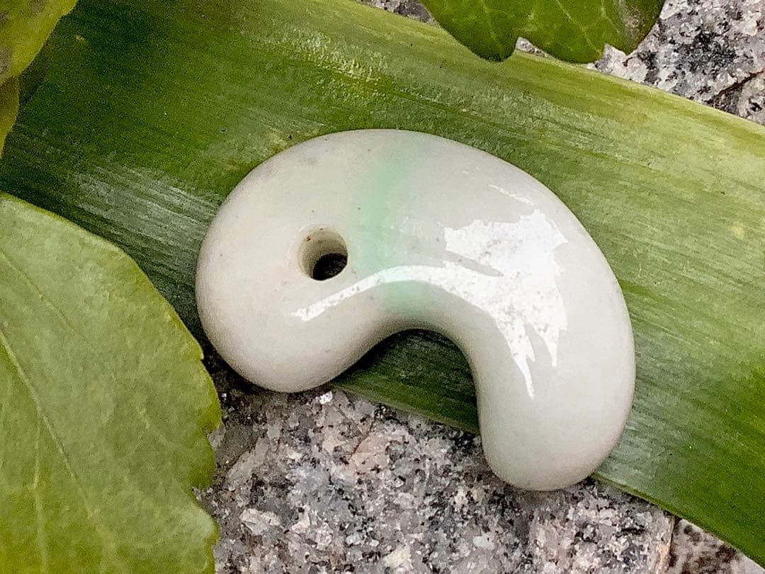 ✳綺麗な淡い緑入り 糸魚川翡翠勾玉 本物の守護石 お守りにお