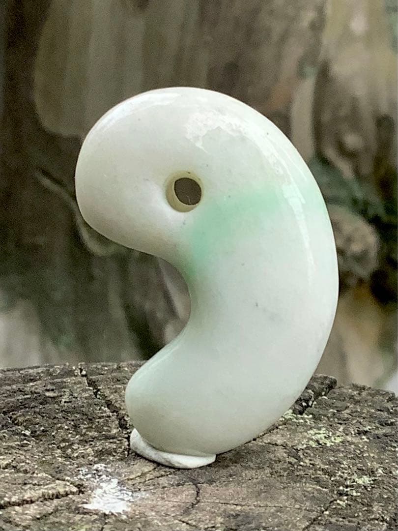 ✳綺麗な淡い緑入り 糸魚川翡翠勾玉 本物の守護石 お守りにお