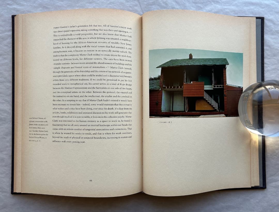 洋書）Gordon Matta-Clark: The Space Between