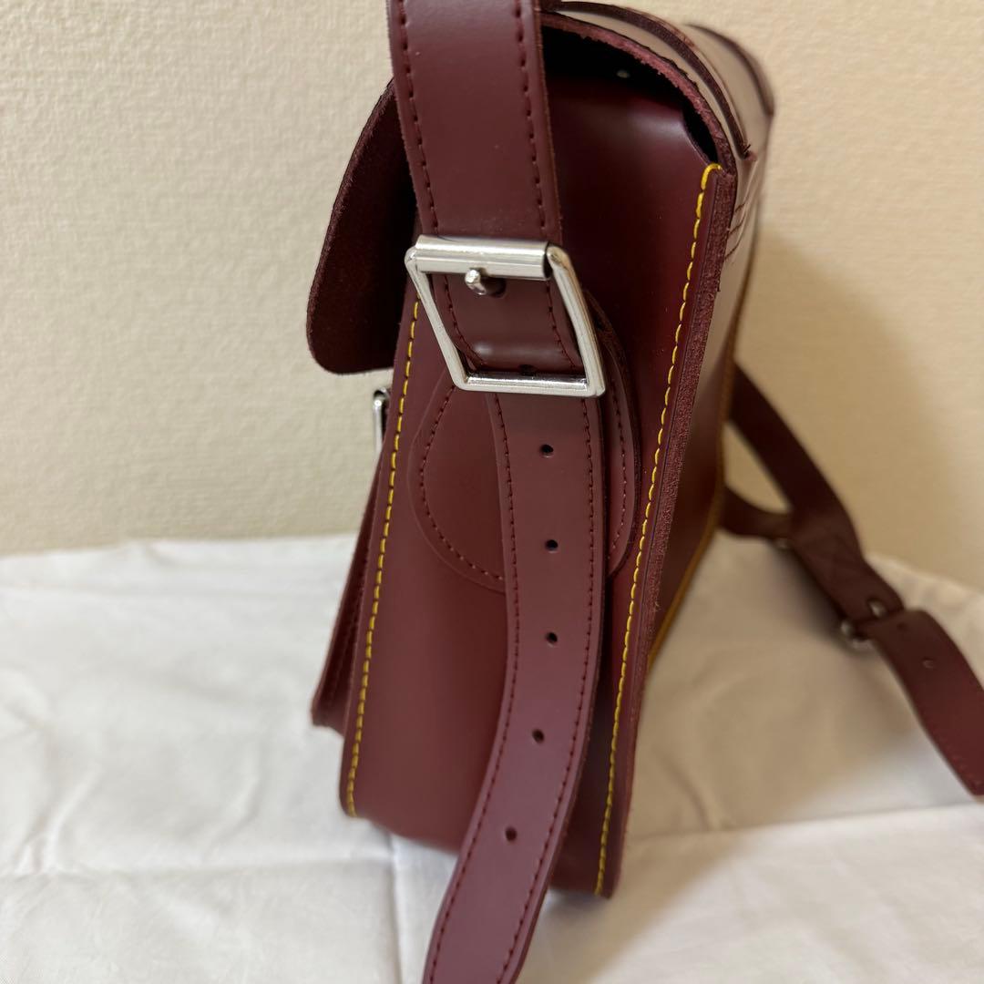 ドクターマーチン 11インチ レザー サッチェルバッグ チェリーレッド