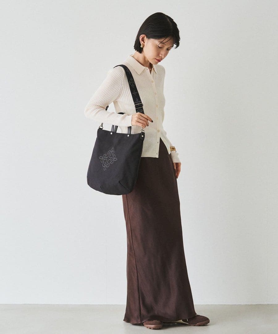 ほぼ未使用ラシット今期A4入るコーデュラナイロン刺繍2wayバッグ