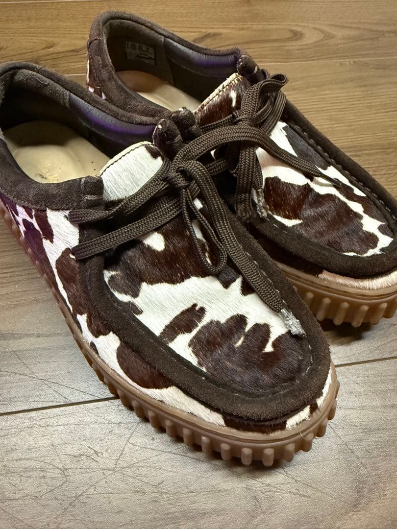 クラークス ワラビー 牛柄 レディース 厚底 モカシン - メルカリ