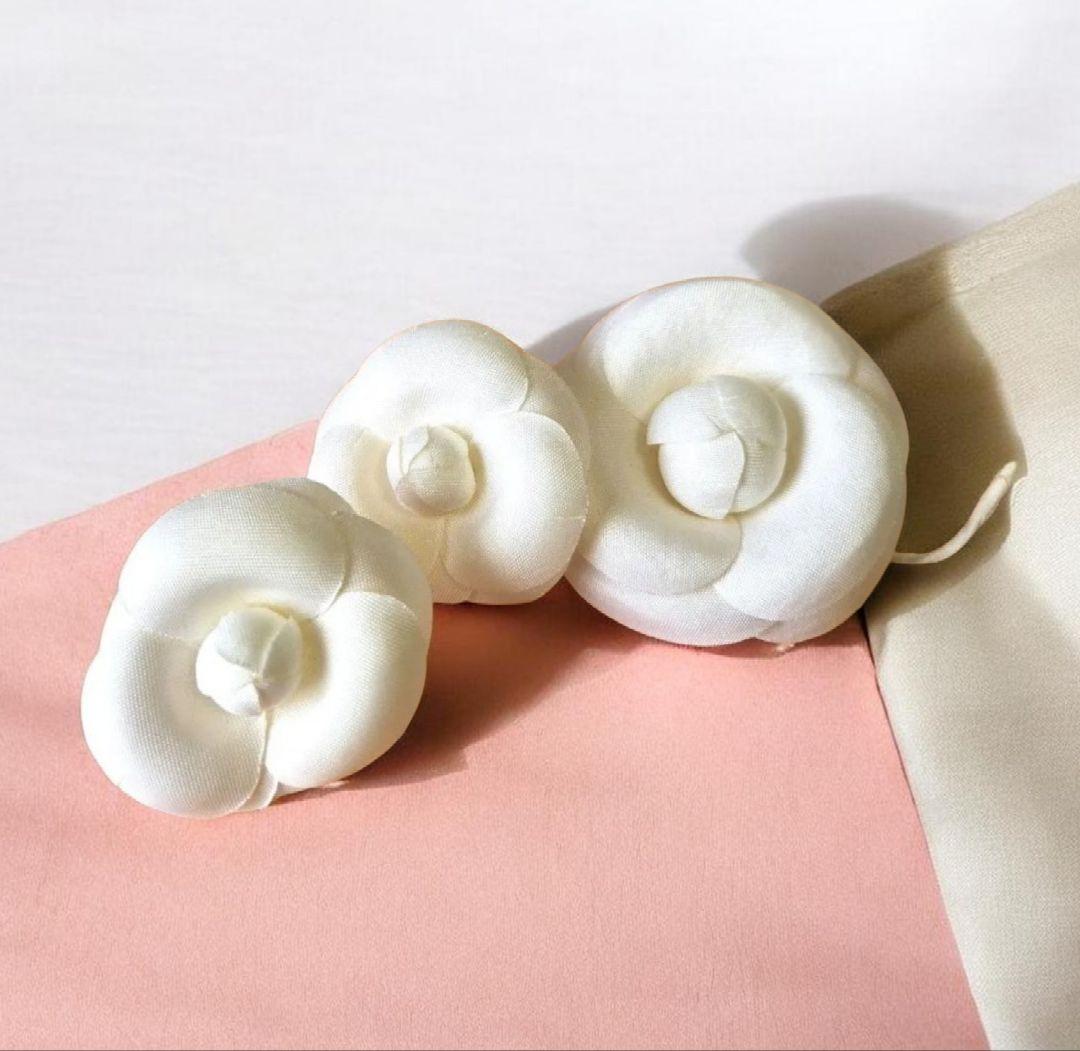 ホワイトフラワー ブローチ カフリンクス 3点セット - メルカリ