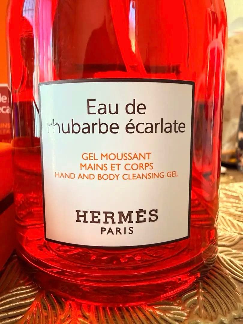 ハンド＆ボディ クレンジングジェル 《オー ドゥ ルバーブ エカルラット》