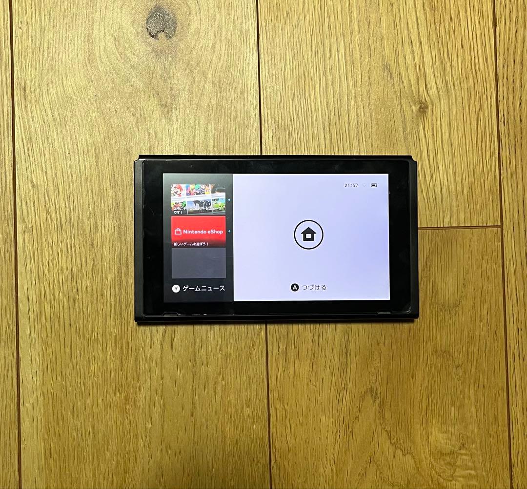 Nintendo switch 本体のみ ドラクエ柄 任天堂、ロトの剣と盾、スライムたちをあしらった特別カラー＆デザイン