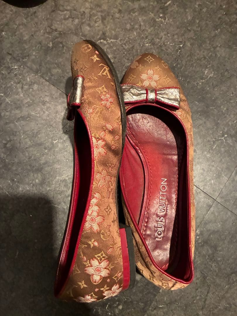 LOUIS VUITTON フラットシューズ ベージュ/レッド - メルカリ
