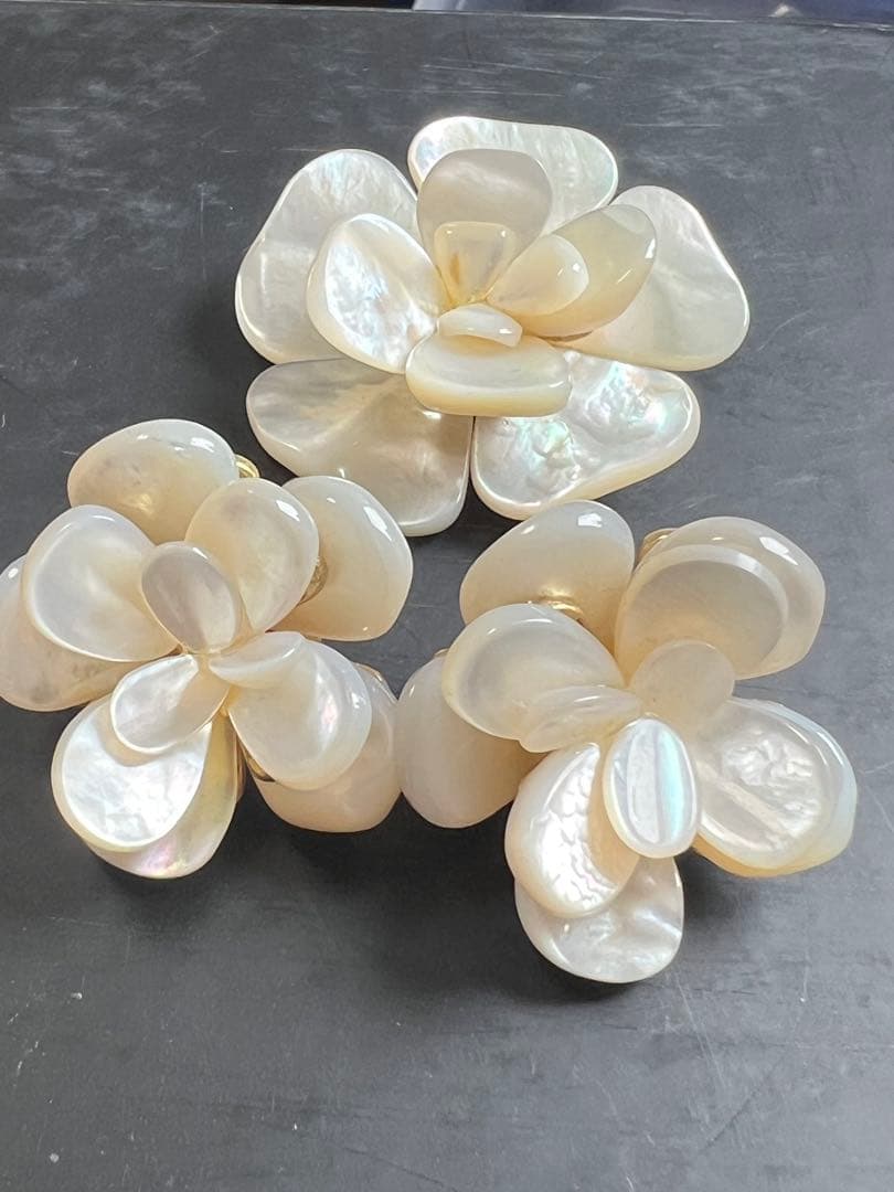 CHANEL ブローチ単品 白蝶貝花型ブローチ