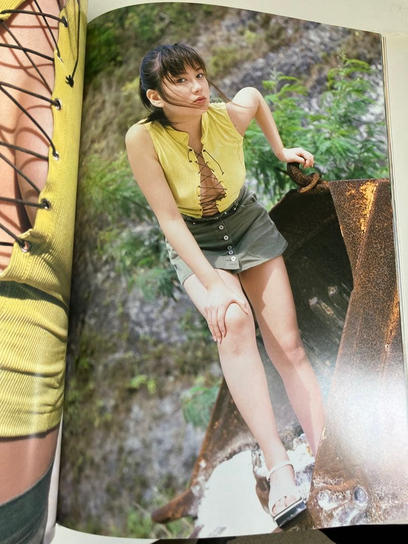 吉田里深写真集『Sixteen Revolution』 - メルカリ