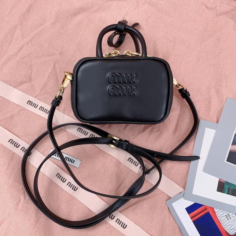 即購入OK！miu miu 黒 レザー ショルダーバッグ miu miu（ミュウミュウ） レザー 斜め掛け ショルダー バッグ ブラック