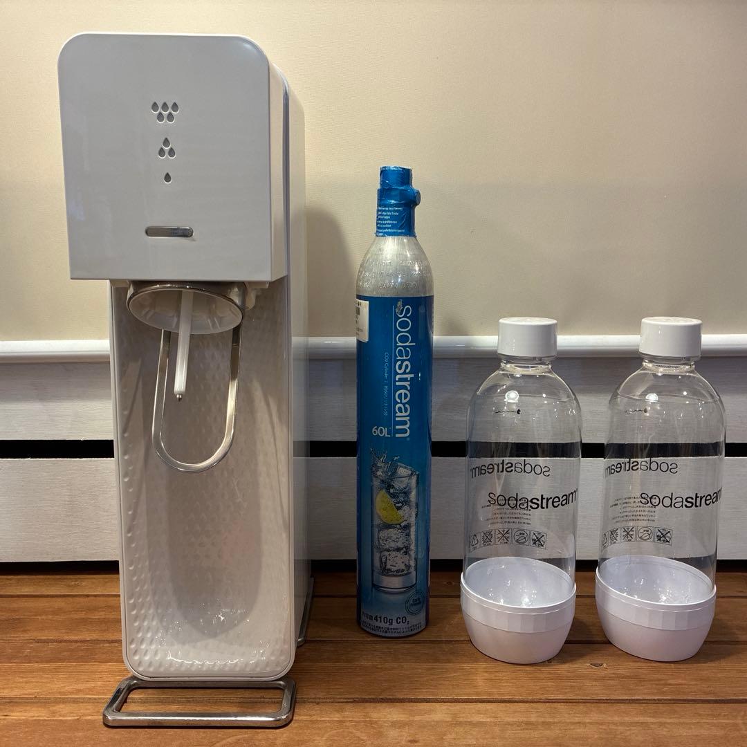 sodastream 炭酸水メーカー 本体とボトル2本セット - メルカリ