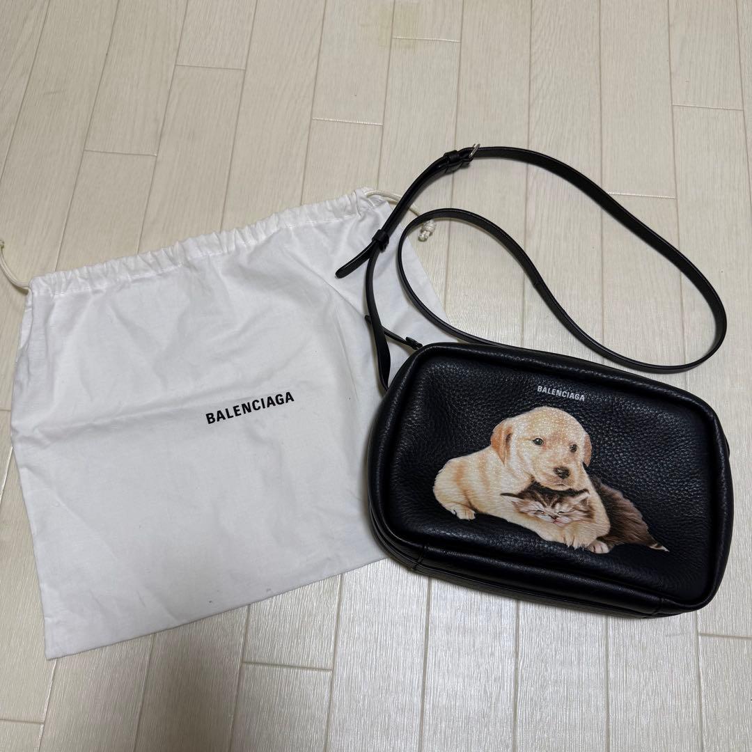 希少】BALENCIAGA カメラバッグ 犬と猫プリント - メルカリ