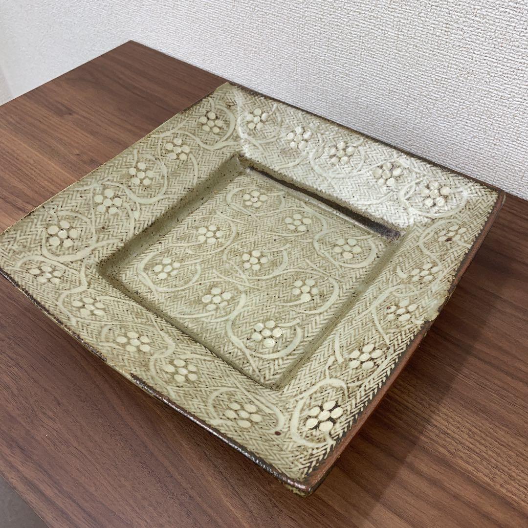 人間国宝】島岡達三 地釉象嵌 唐草文角皿 (径28cm)