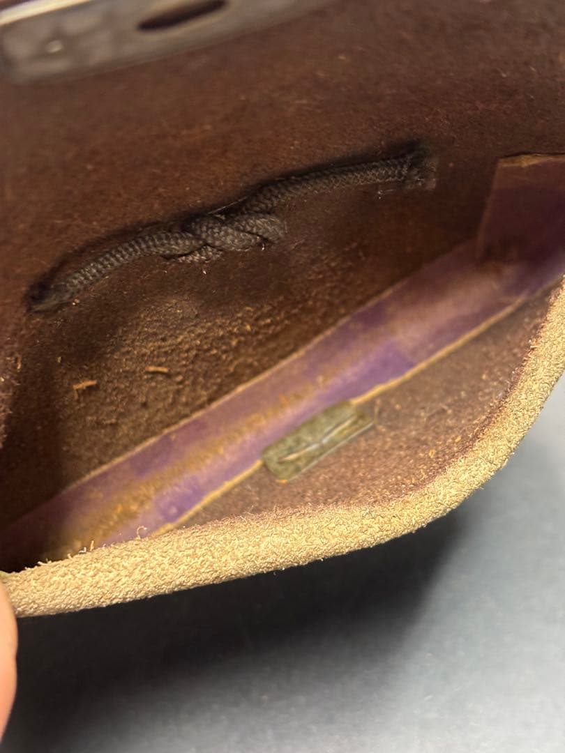 骨董品 煙草入れ 提げ物 勾玉 木製磨出 時代物 アンティーク 革製 英勲