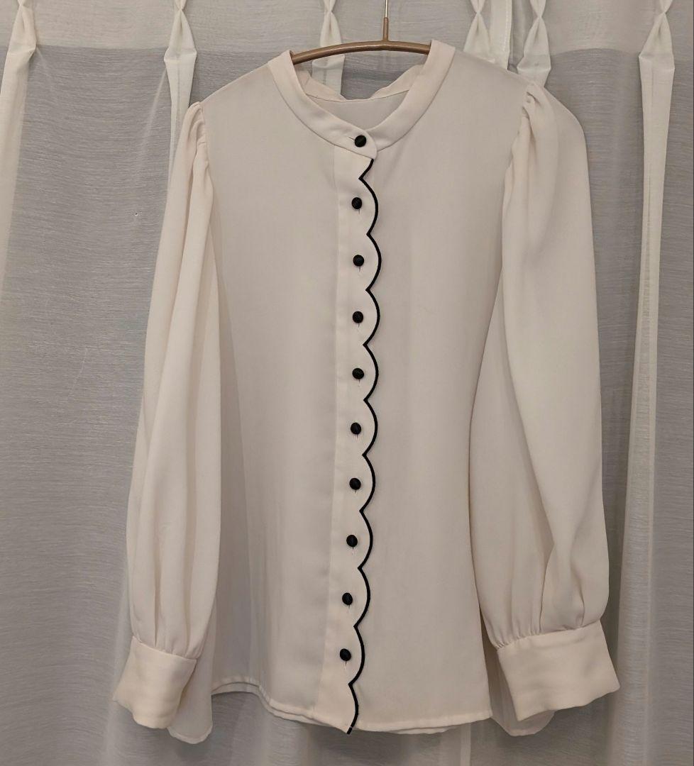 ラブティックボンボン スカラップ 刺繍 ブラウス - メルカリ