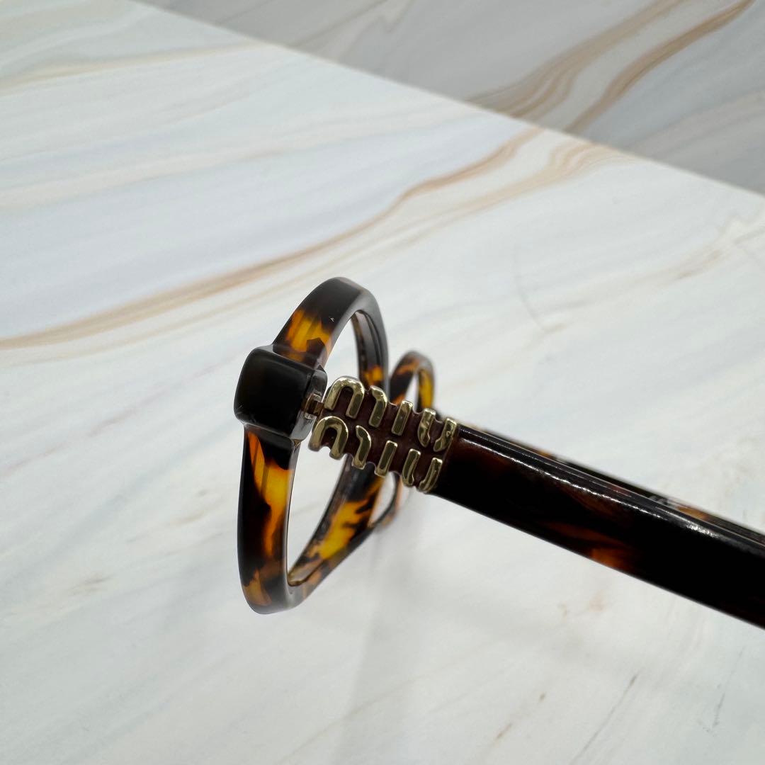 ミュウミュウ】ウォニョン着用 レンズなし 伊達メガネ べっこう柄 ロゴ