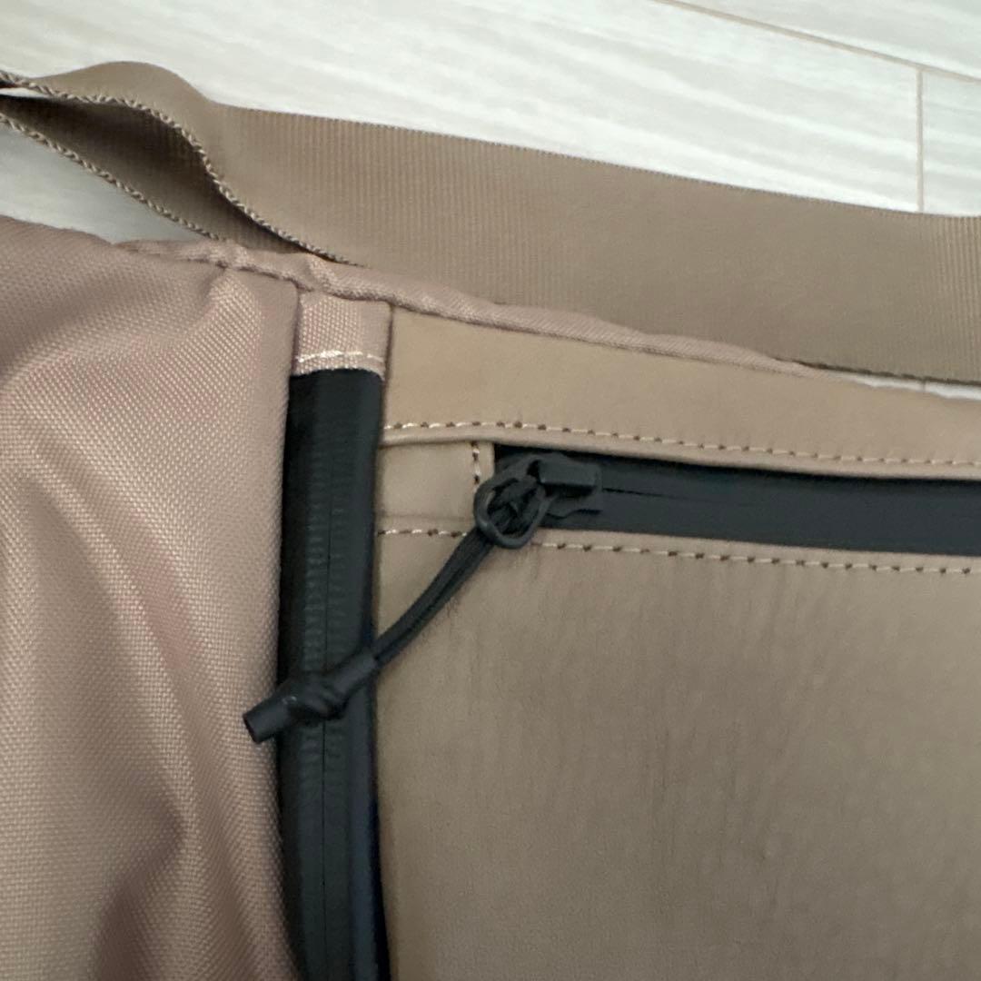 レザーフラップジップショルダーバッグ/ボディバッグ ベージュ