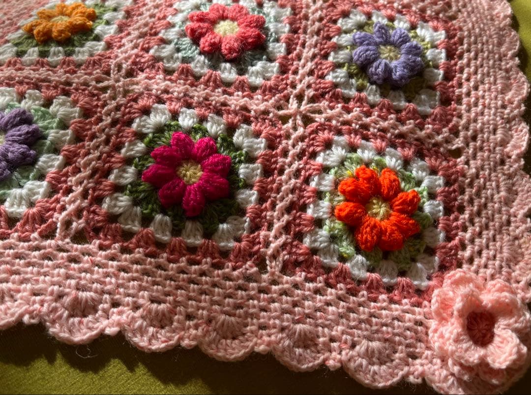 マルチカバーぷっくりお花のモチーフ編み グラニースクエア - メルカリ