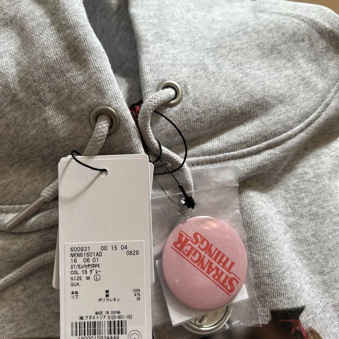 ストレンジャーシングス ニコアンド コラボ 缶バッチ付きパーカー エル