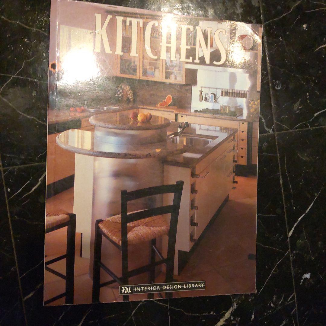 Kitchens Interior Design ８６年 キッチン インテリア シンクもコンロも壁付けタイプのL字キッチン。 シンク上部の吊り棚は