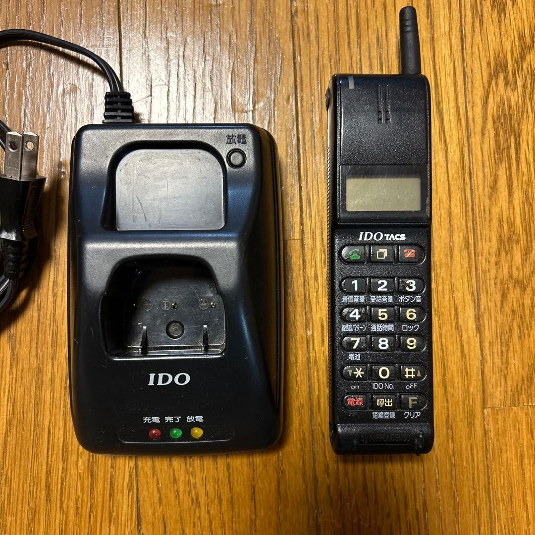 昭和のIDO TACS 携帯電話本体と充電器 - メルカリ