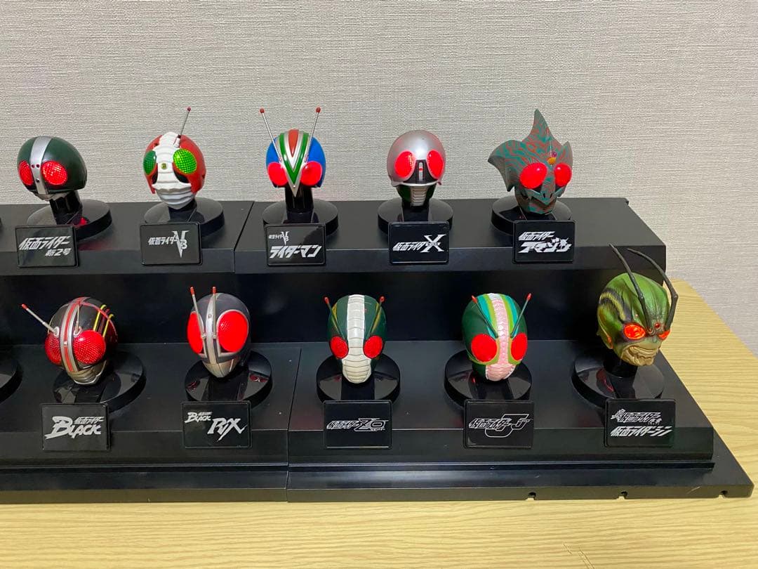 仮面ライダー マスクコレクション プレミアム発光台座ディスプレイ
