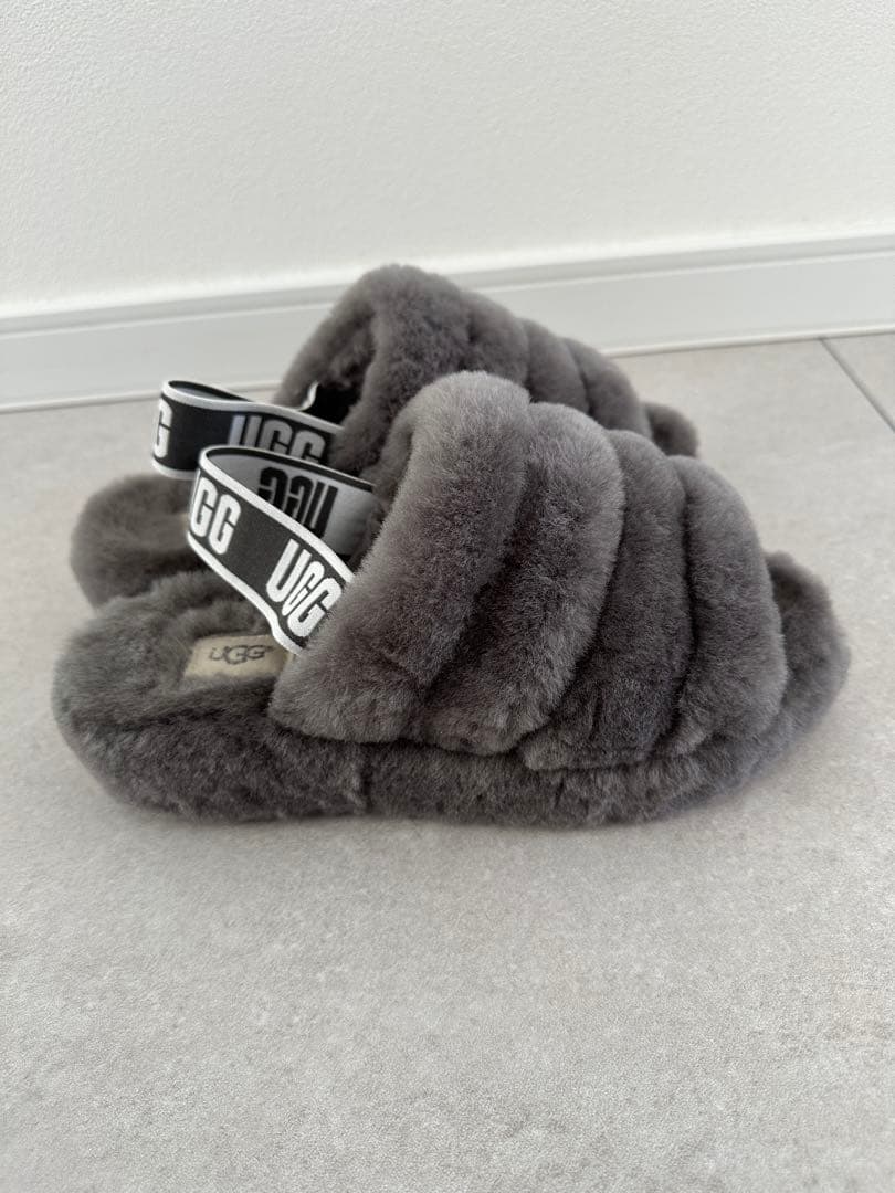 UGG グレー ファーサンダル 美品 ファーサンダル 美品 UGG グレー