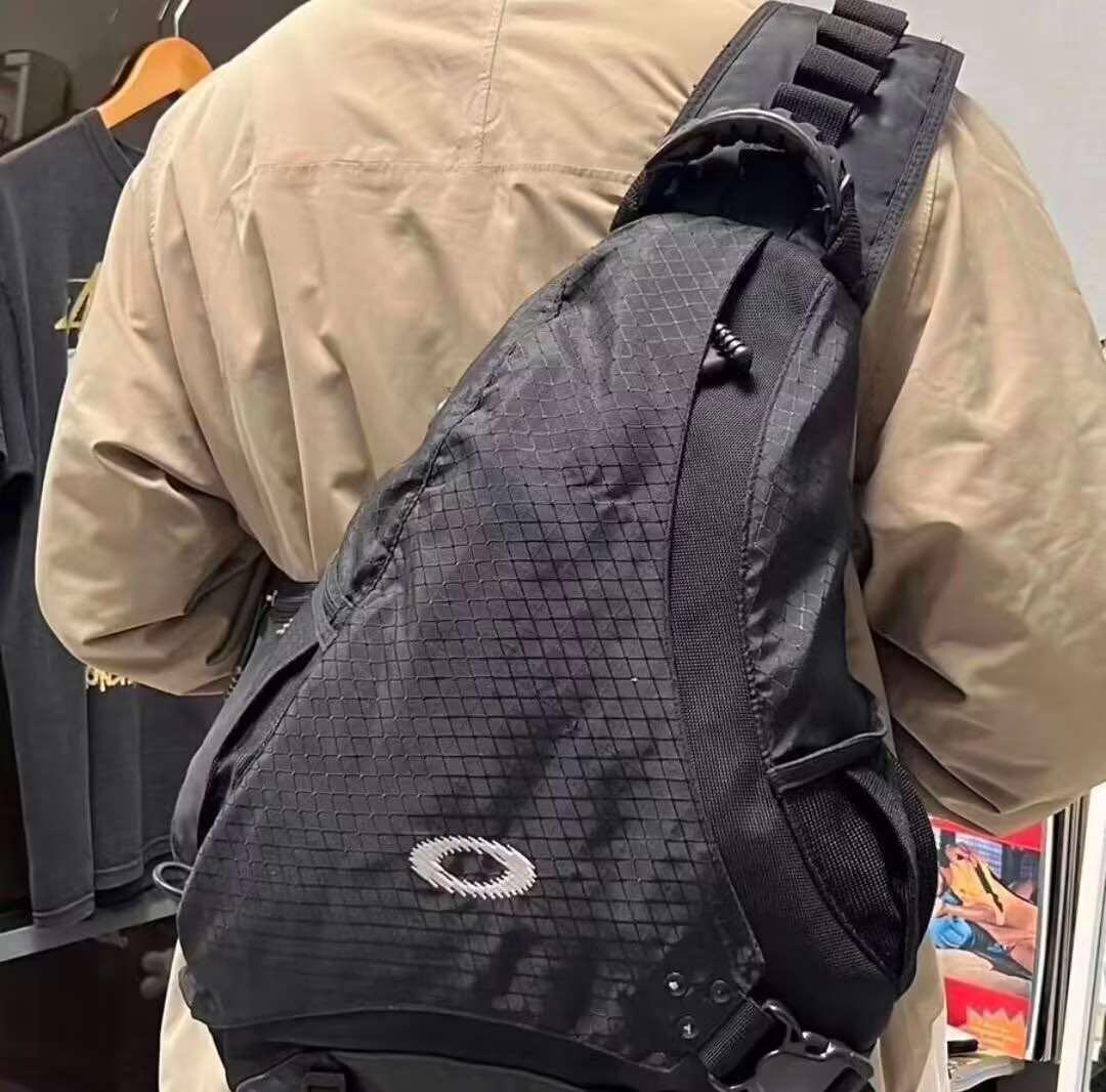OAKLEY archive ワンショルダーバック y2k スカルロゴ ギミック
