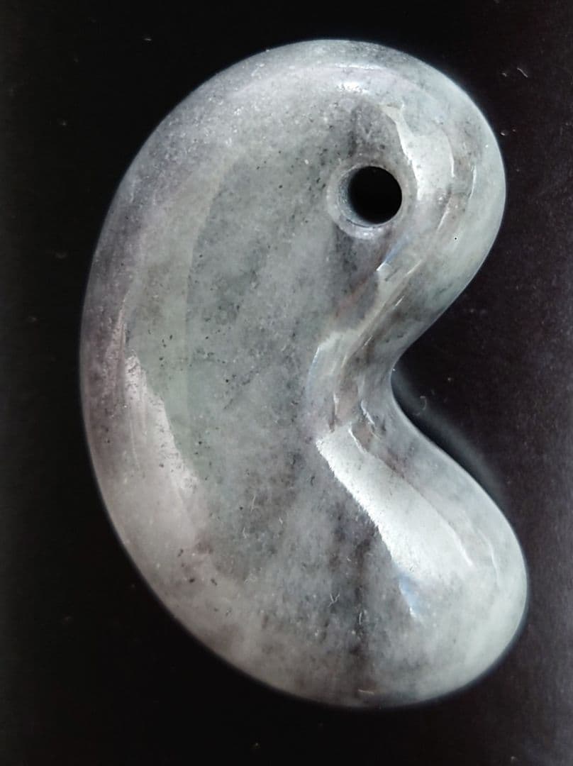 糸魚川翡翠　勾玉　大玉 楽天市場】糸魚川 産 高級 本翡翠 『 大勾玉 』 鑑定書付き 国産 天然