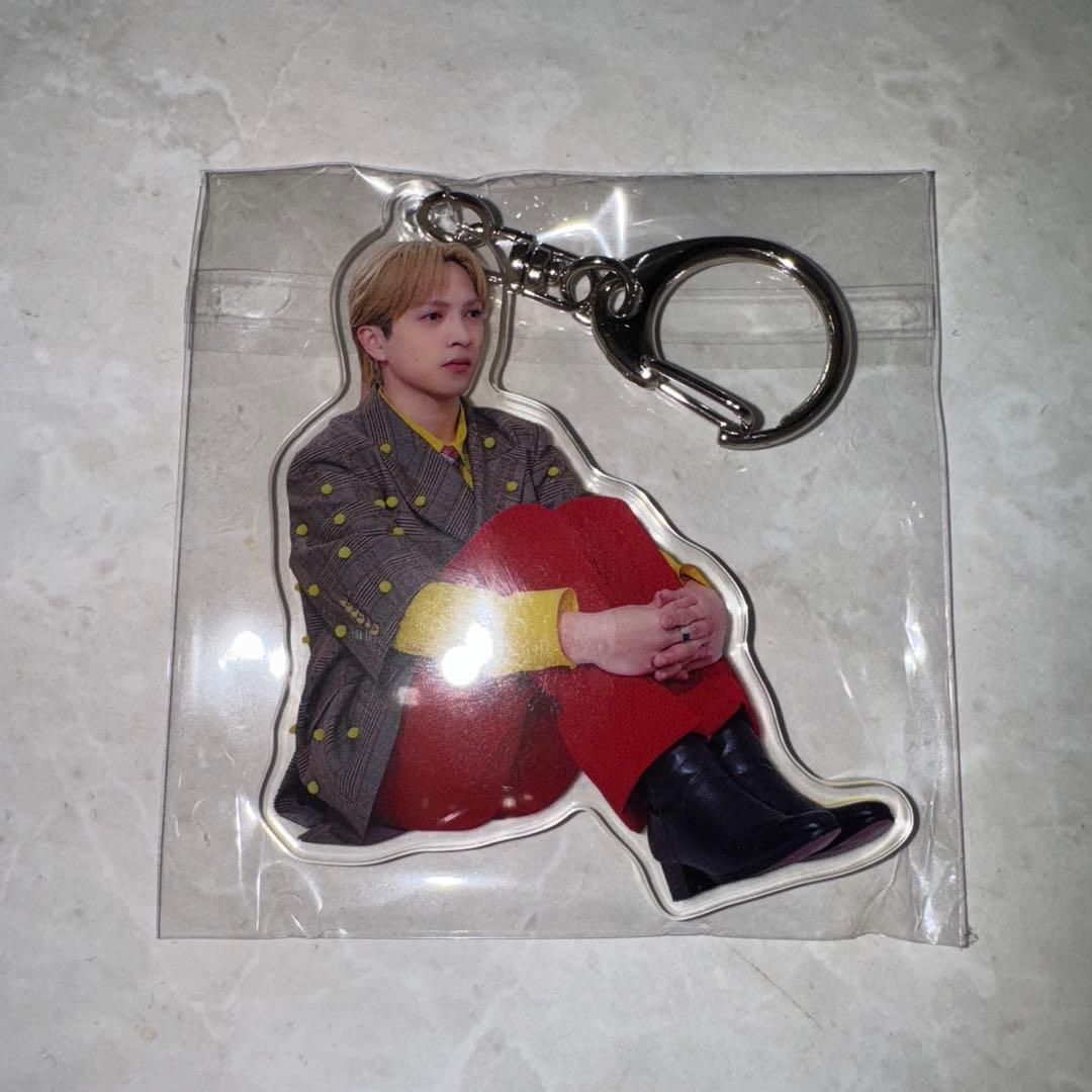 M!LK 吉田仁人 おすわりアクリルキーホルダー - メルカリ