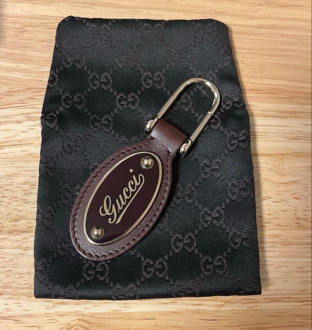 GUCCI レザーキーリング GG keychain with Double G in black Supreme canvas | GUCCI® US