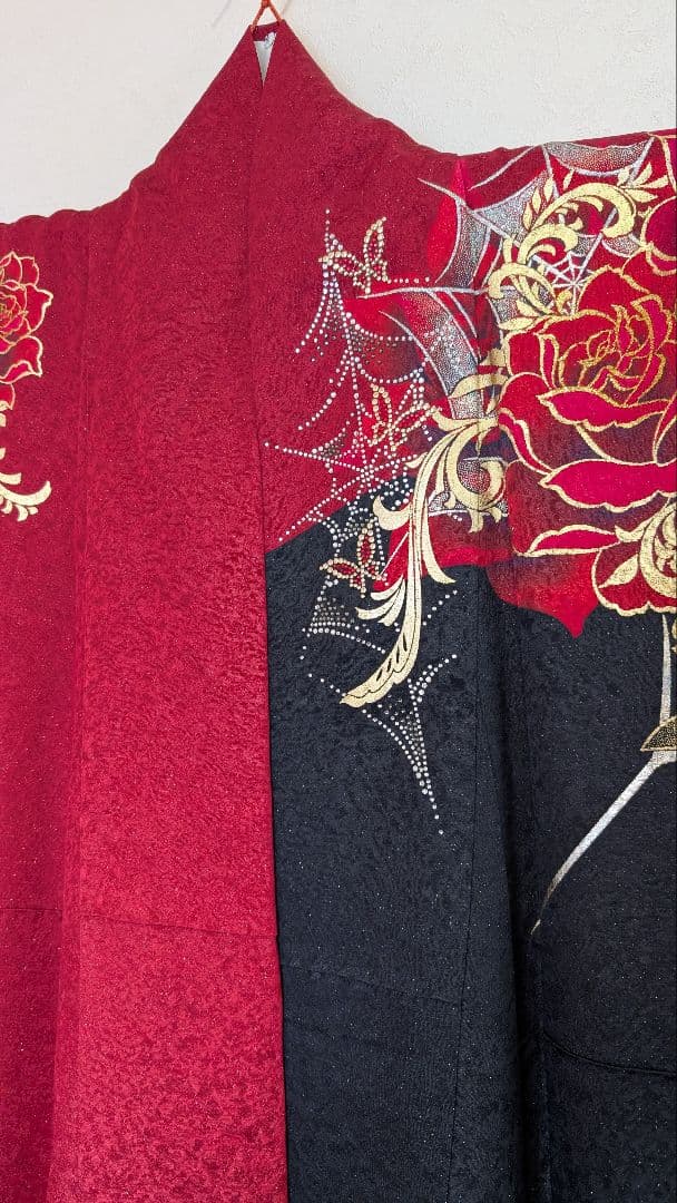 超美品•現代柄】赤・黒・金 バラ模様の 振袖＆袋帯のセット♪162cm