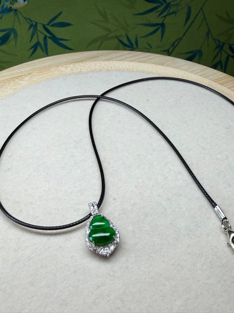 天然A貨翡翠 ロウカン質満緑翡翠【福・禄・寿】福瓢箪ペンダントトップ