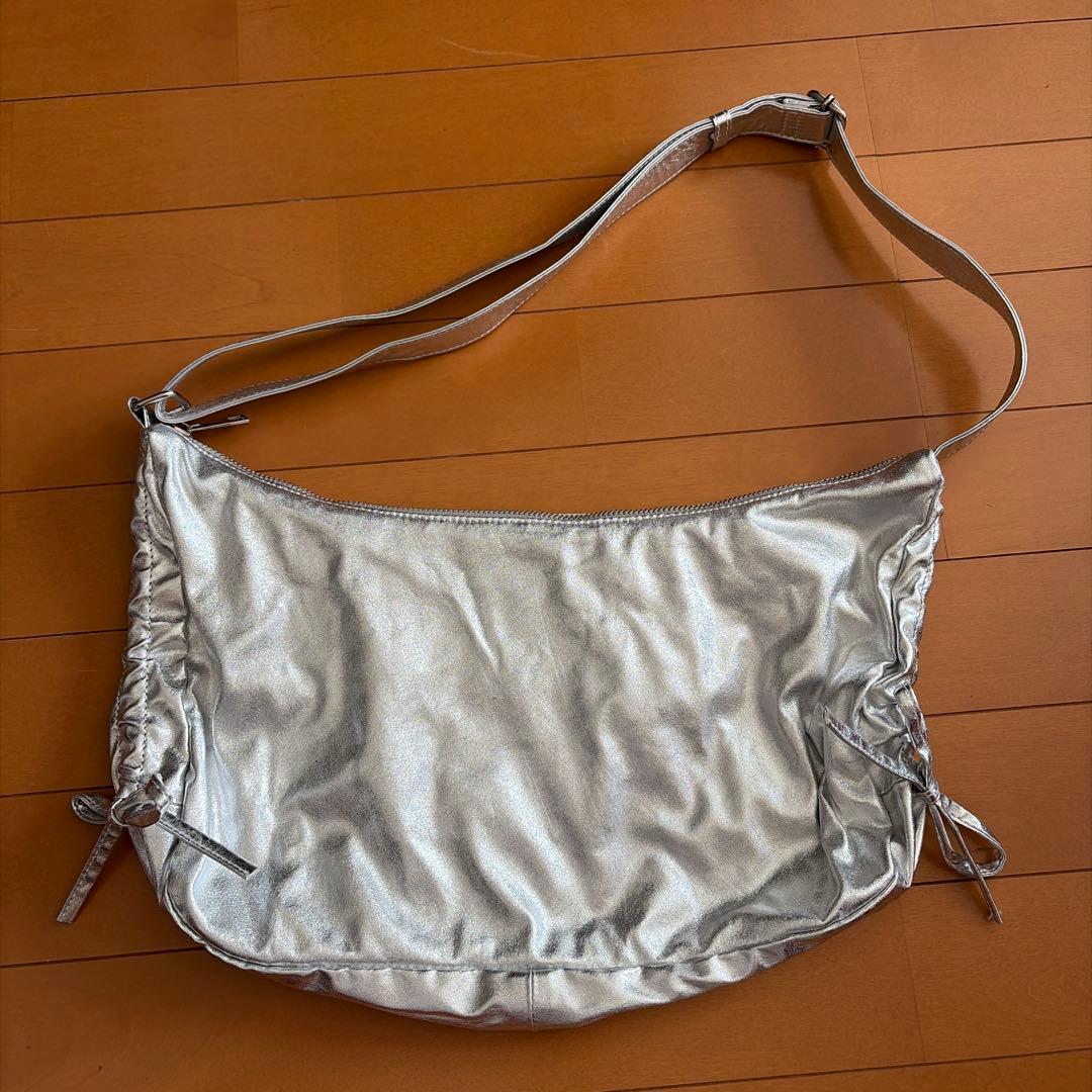 シルバー 合成皮革 ショルダーバッグ ギャザー入り - メルカリ