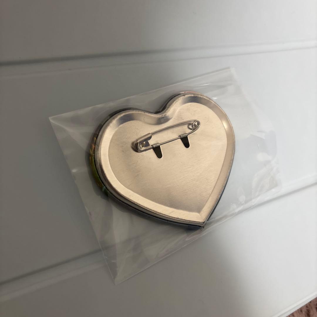 名探偵コナン キラキラビッグハート型缶バッジ 怪盗キッド - メルカリ