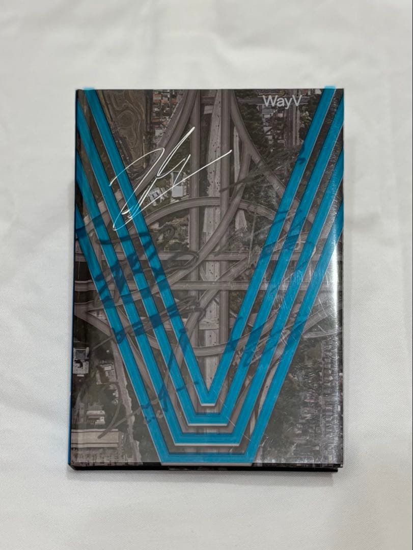 WayV サイン入りアルバム + トレカ - メルカリ