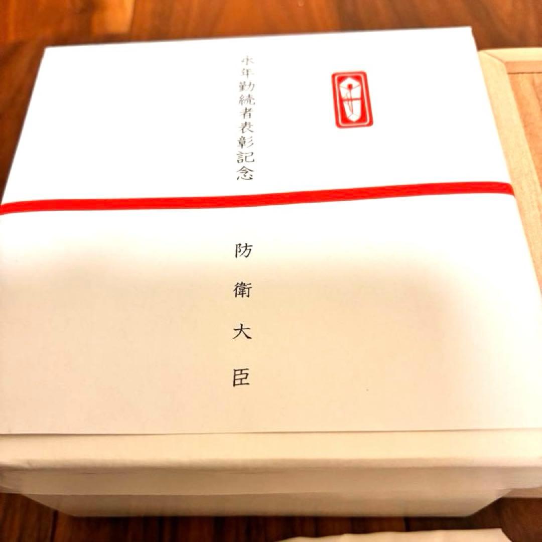 正真正銘 純銀999 67g】防衛大臣 永年勤続表彰記念銀杯 桐紋 台座箱付