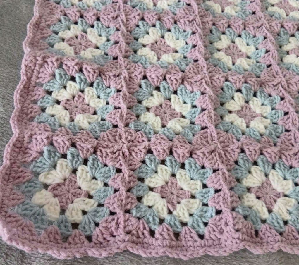 ハンドメイド グラニースクエア かぎ針編み マルチカバー - メルカリ