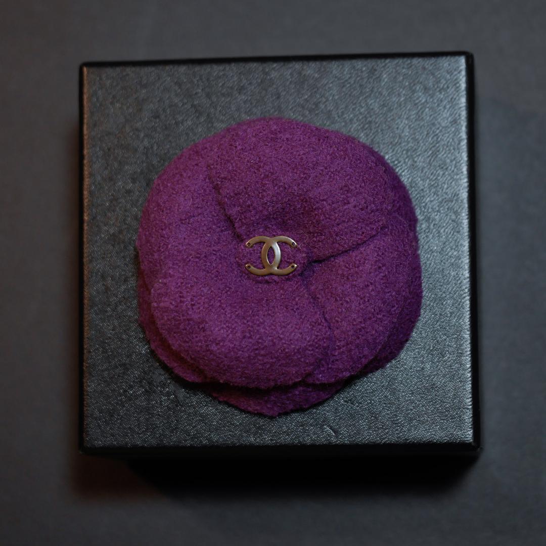ヴィンテージCHANEL パープル　カメリア　コサージュ 未使用 CHANELフランス製ブラックレザーカメリアコサージュ | JVINTAGE
