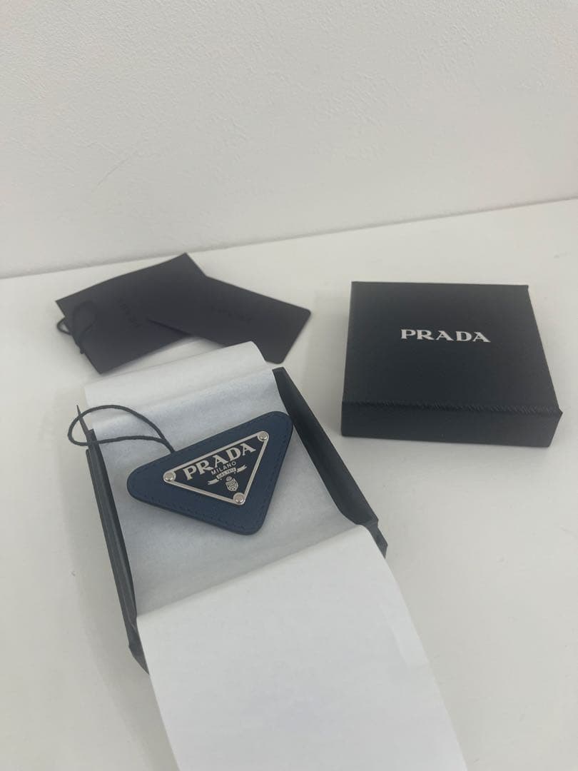 正規品　新品未使用　PRADA ネイビー　トライアングル　レザーブローチ PRADA - プラダ メンズ トライアングル ロゴ ピン ブローチ バッジ