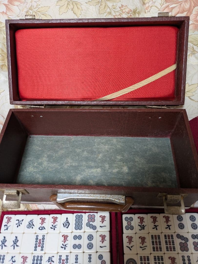 麻雀牌セット 伝統的デザイン ケース付き - メルカリ