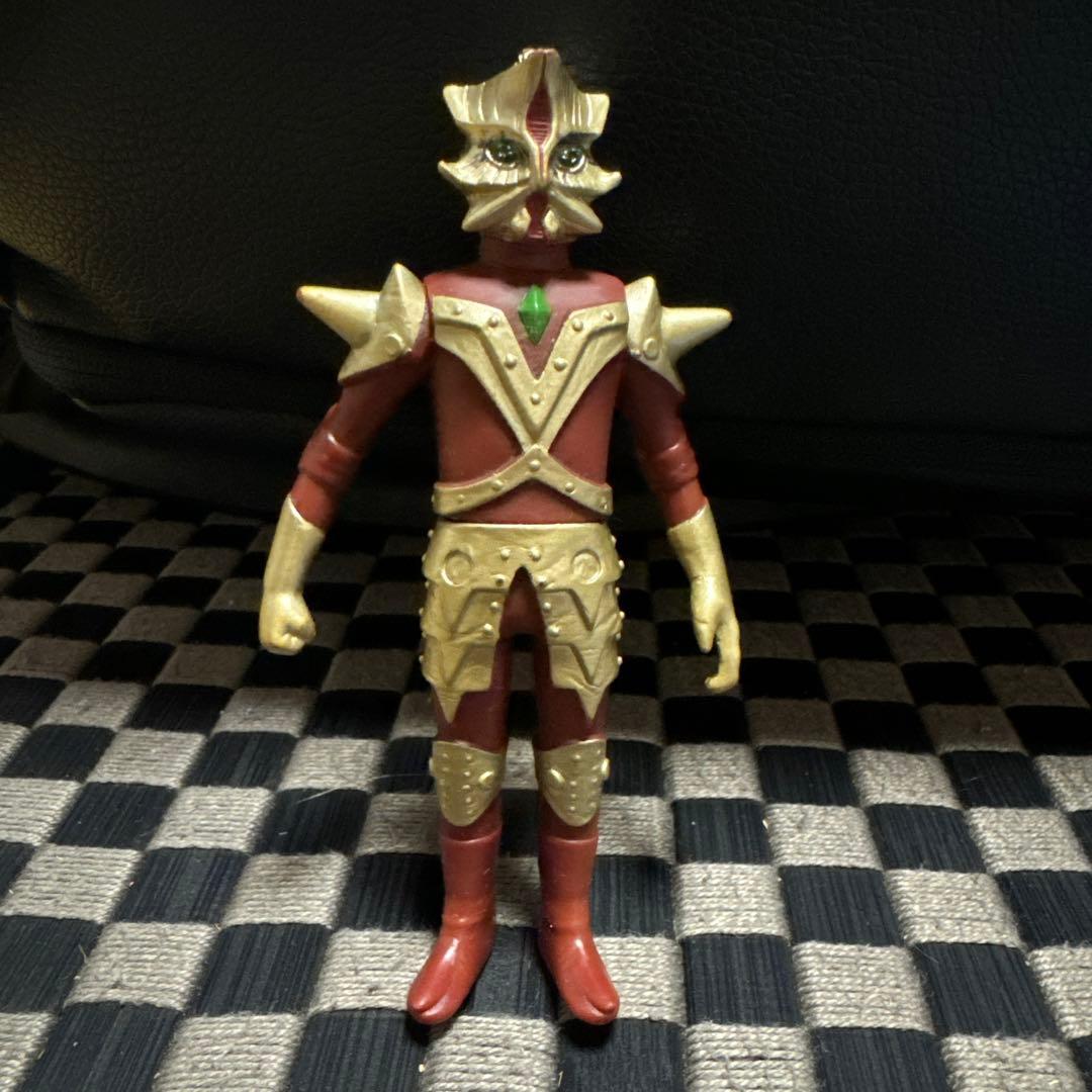 ウルトラマンシリーズ 怪獣 フィギュア 赤と金 約15cm - メルカリ