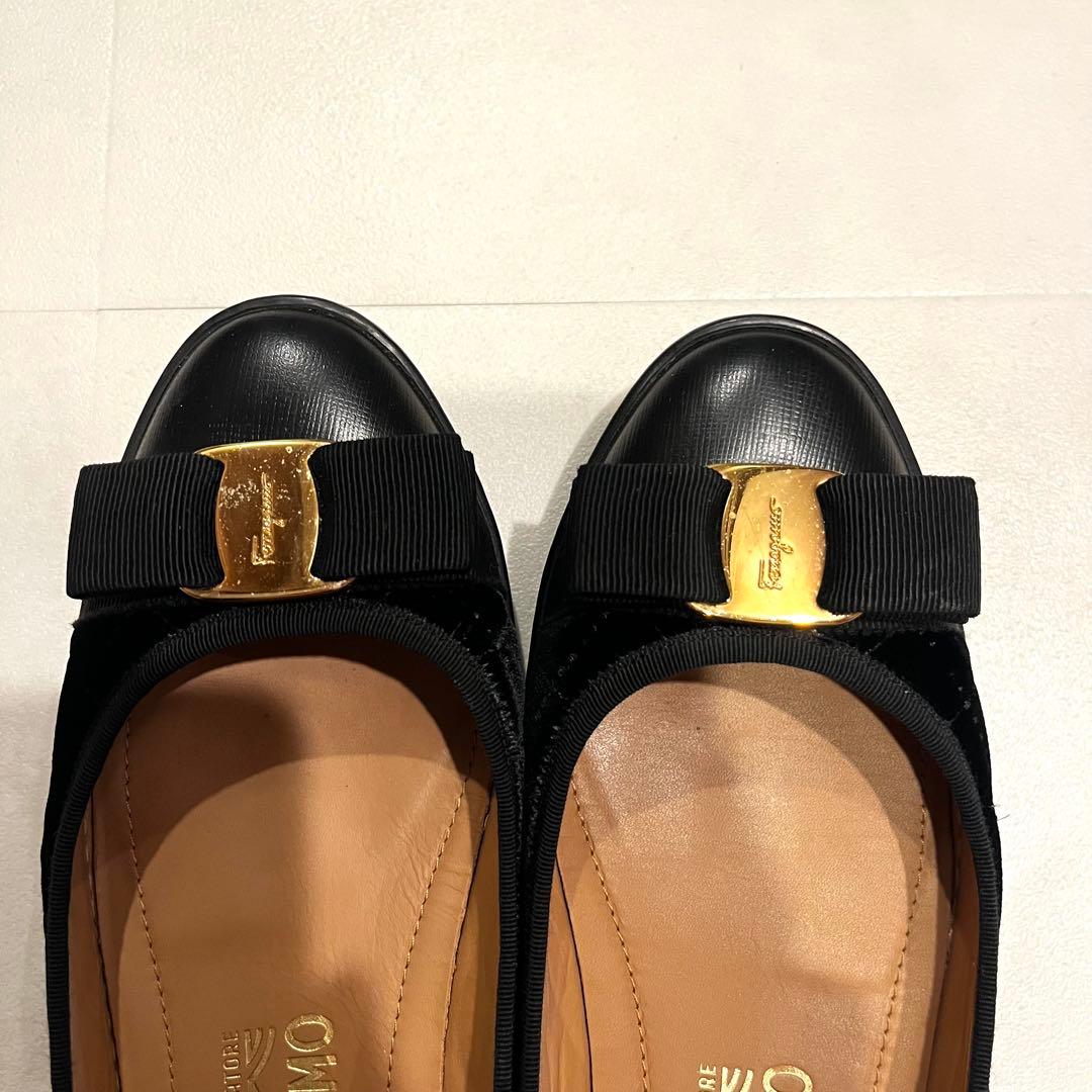 フェラガモ ブラック ベロアキルティングフラットシューズ - メルカリ