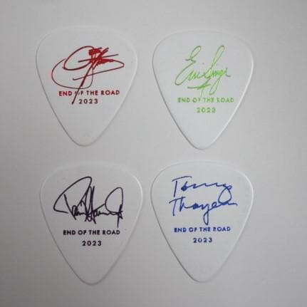 KISS 2023 ニューヨーク Final Show 全メンバー ギターピック KISS 2023 MADISON SQUARE GARDEN 12-2-23 Final Show Logo Silver On