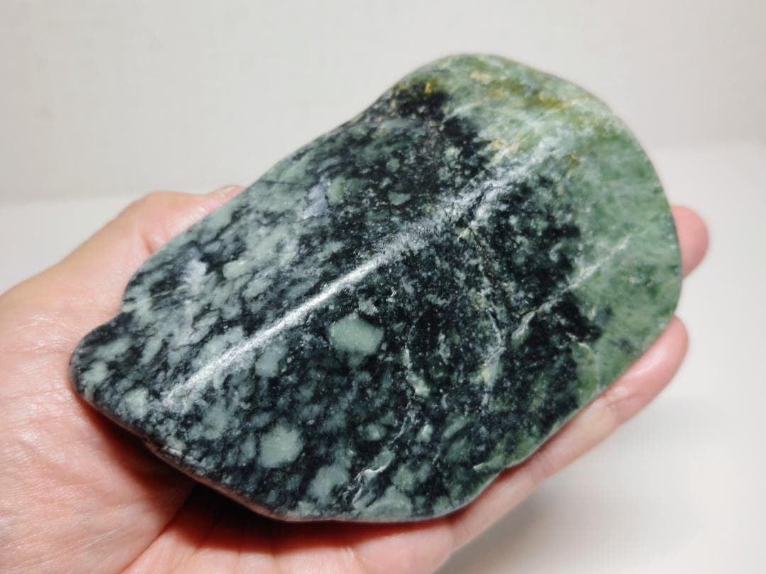 黒緑 628g 翡翠 ヒスイ 原石 糸魚川 鑑賞石 自然石 誕生石 鉱物 鉱石