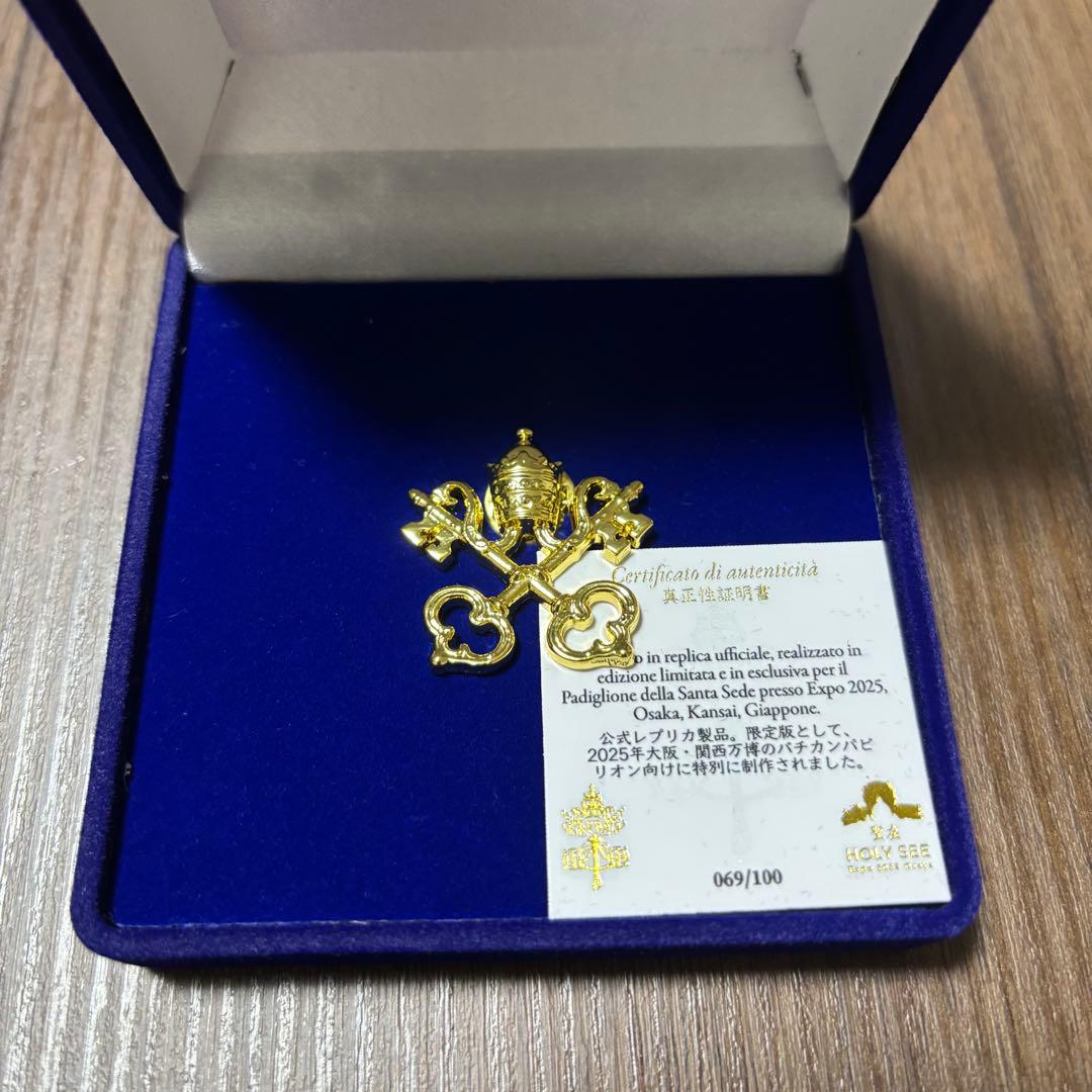 万博イタリア・バチカン館100個限定】ローマ教皇の紋章ピンバッジ 69