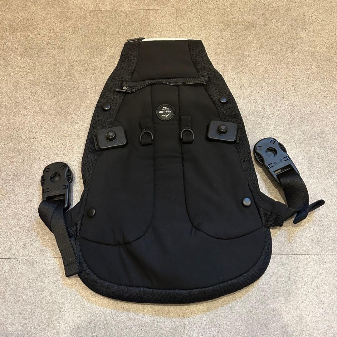 美品) 専用バック付 エアバギー抱っこ紐・スタッフバッグ - メルカリ