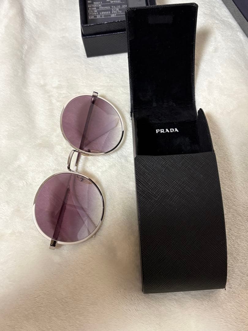 PRADA ラウンドサングラス グレー レンズ PRADA】誰でも似合うサングラス レビュー&コーデ【購入品】 - YouTube